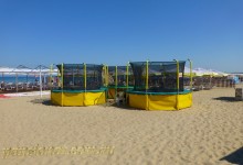 Центр Анапы июнь вторая половина городской пляж аттракцион батут для детей